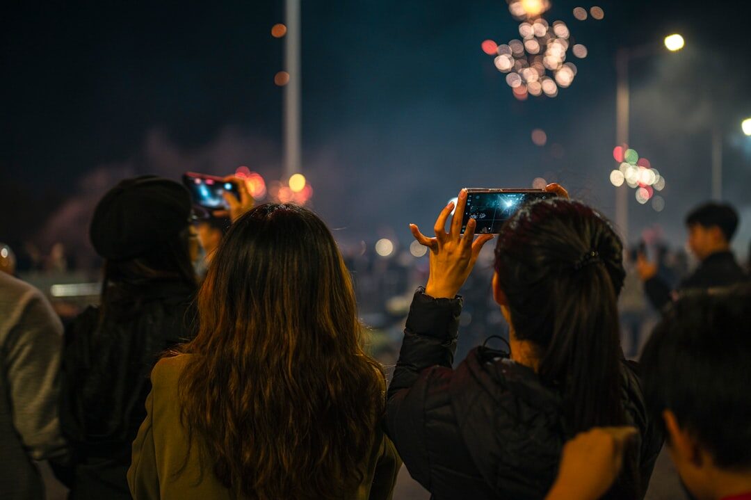 Pessoas interagindo com conteúdo digital