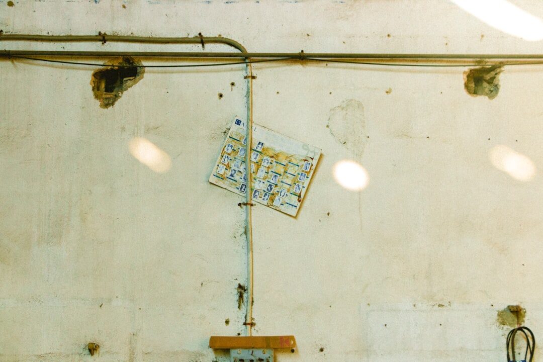 Proprietário de comércio local analisando anúncios