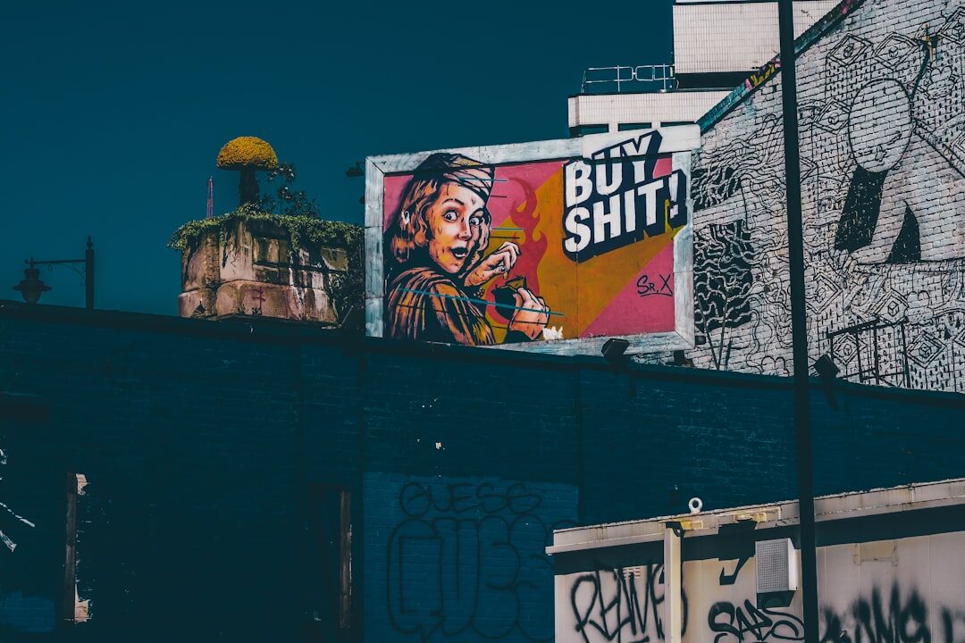 Proprietário de negócio local analisando campanha de anúncios