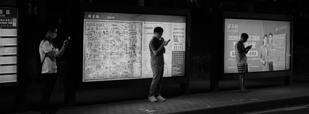 Proprietário de negócio local analisando dados de anúncios Proprietário de negócio local analisando dados de anúncios