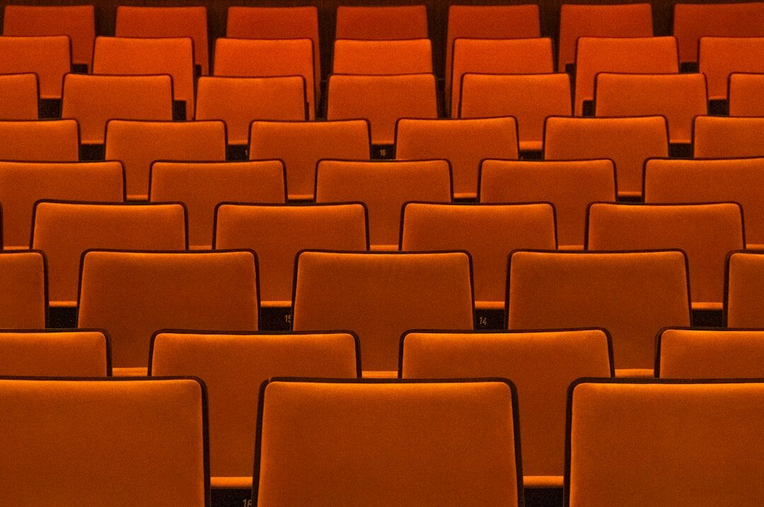 Público diverso se envolvendo com storytelling