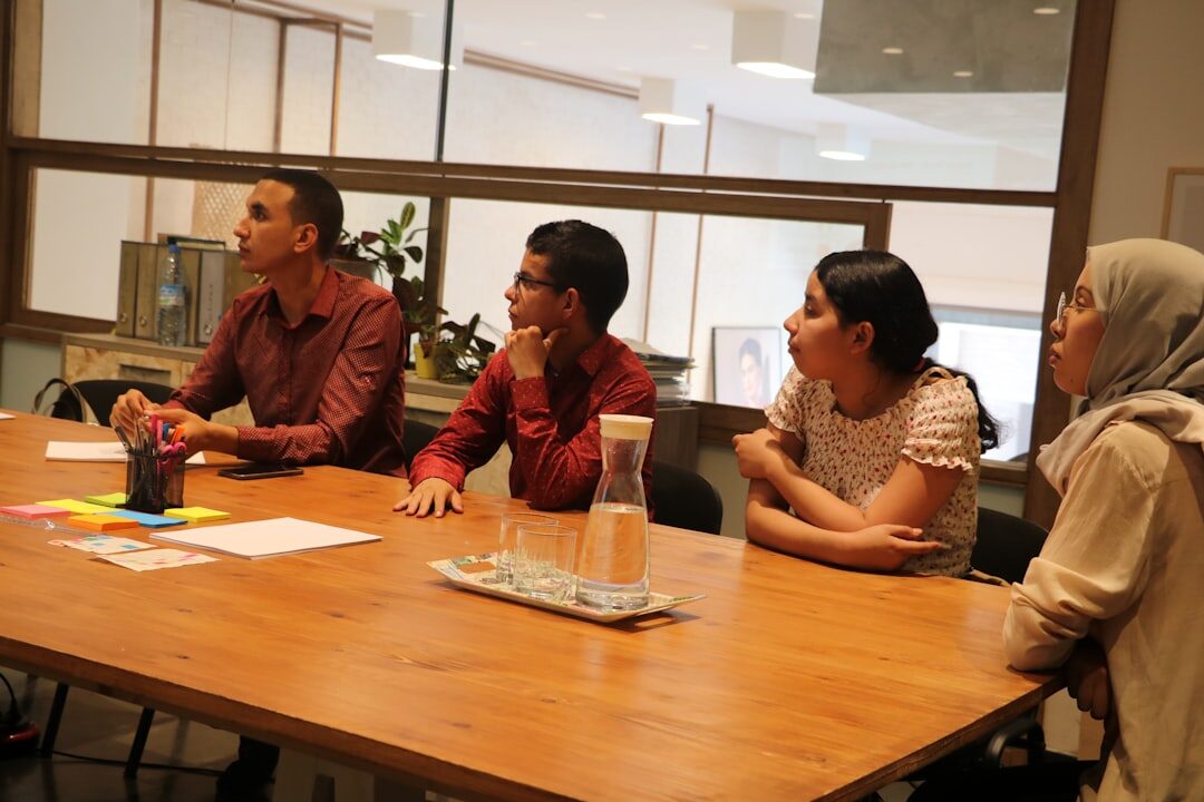 Reunião de negócios discutindo estratégia de marketing