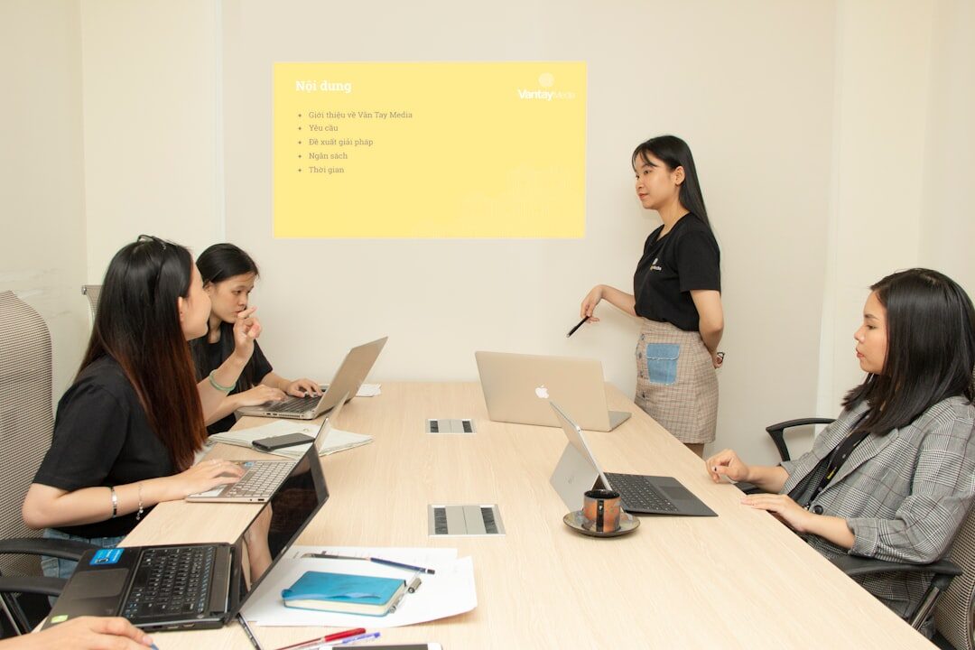 Reunião sobre estratégia de marketing digital