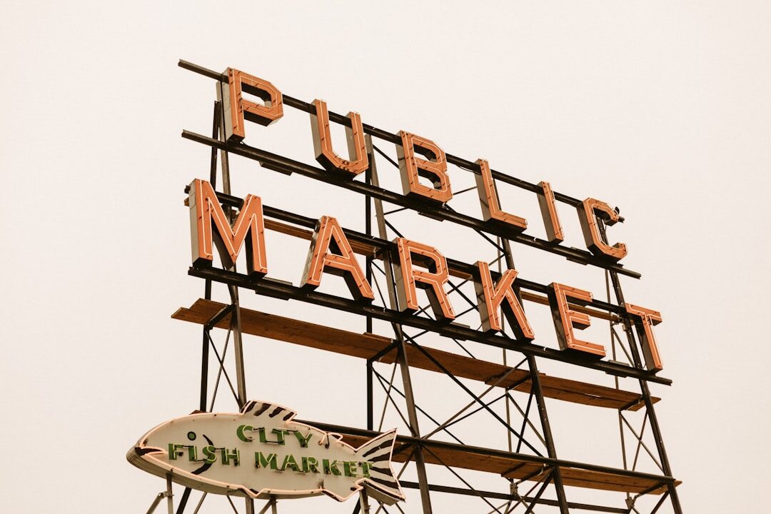 Reunião sobre estratégia de marketing para negócios locais