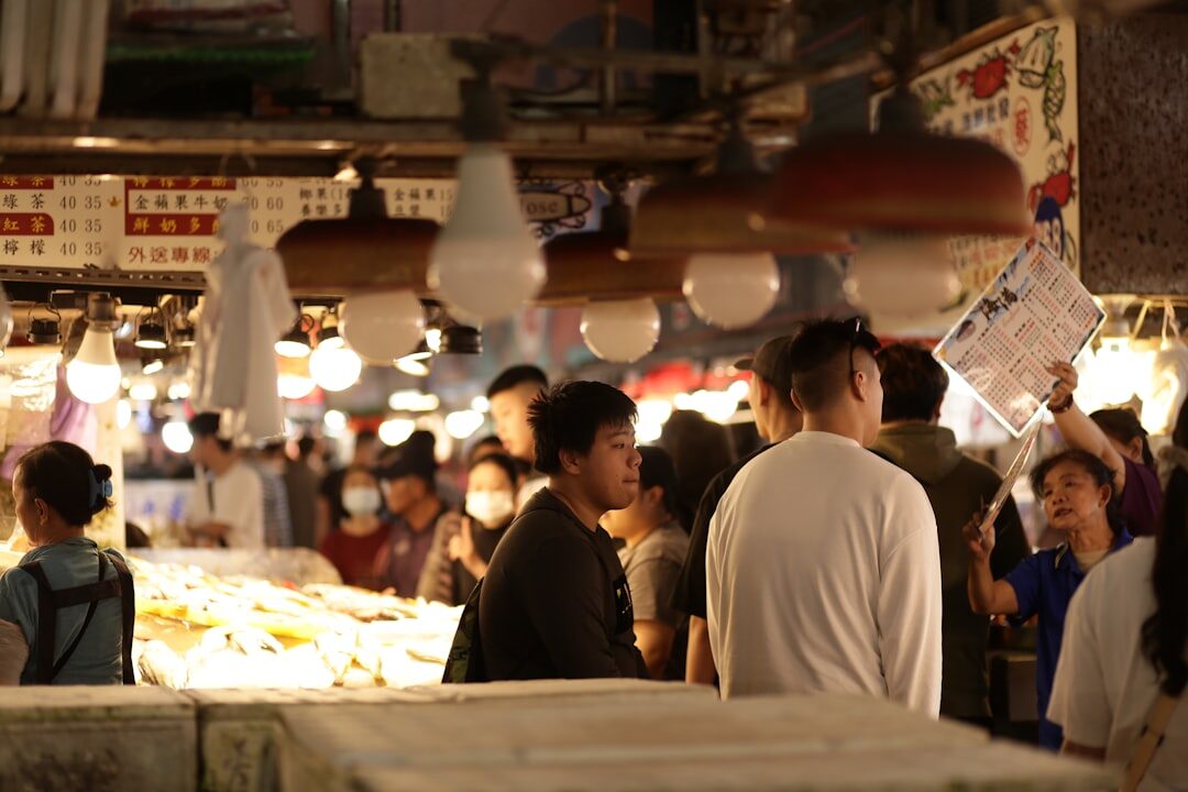 Turistas explorando o mercado local