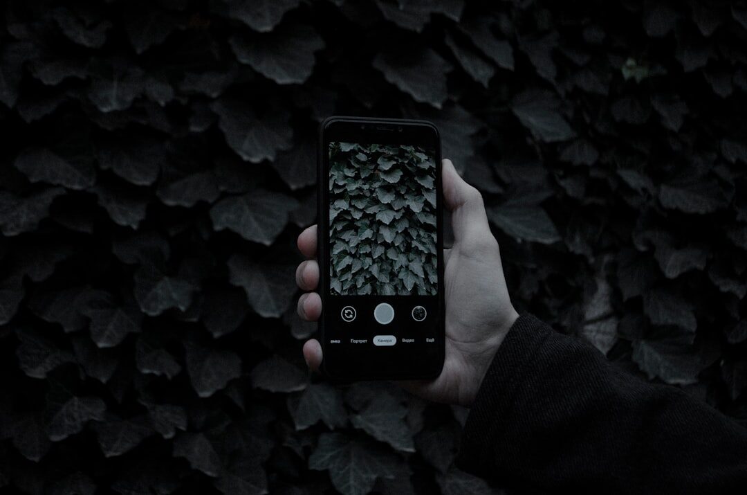 Usuário navegando em site pelo smartphone