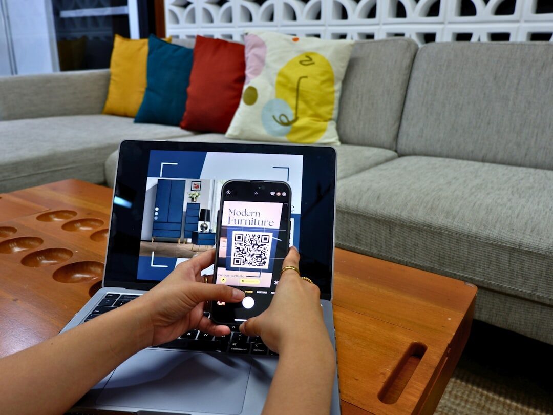 Usuário navegando em um site no dispositivo móvel