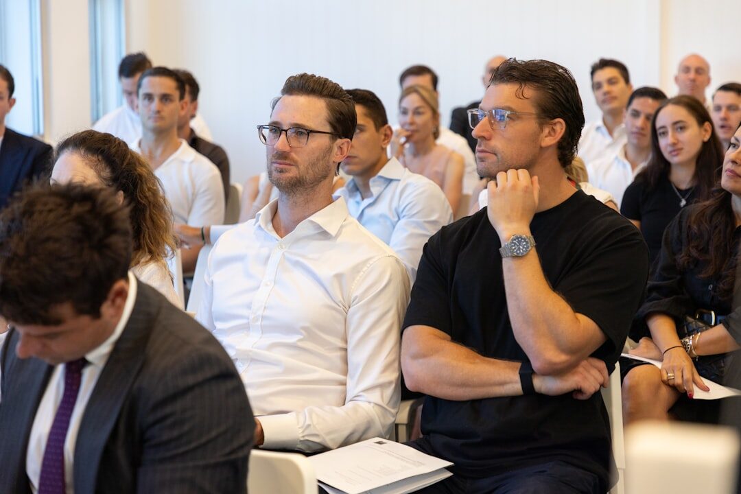 Audiência engajada em uma sessão de storytelling