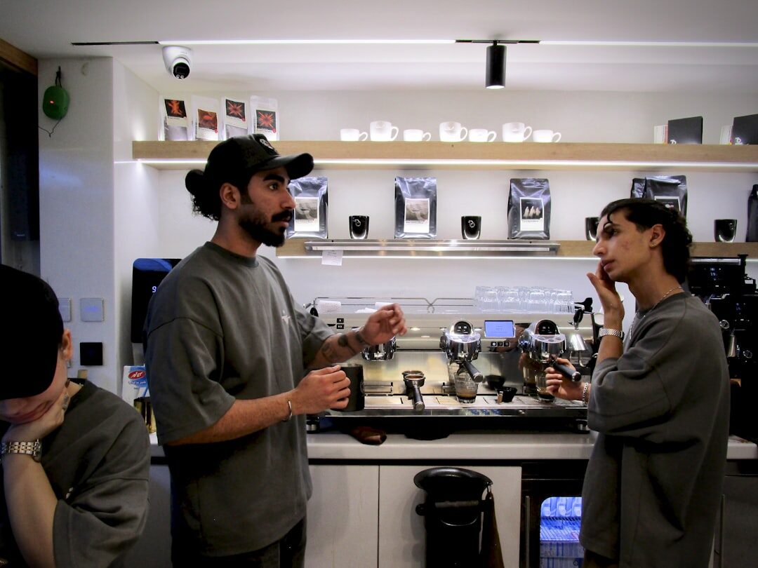 Cafeteria com clientes felizes