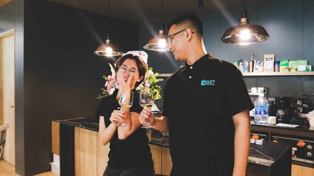 Cliente feliz compartilhando história