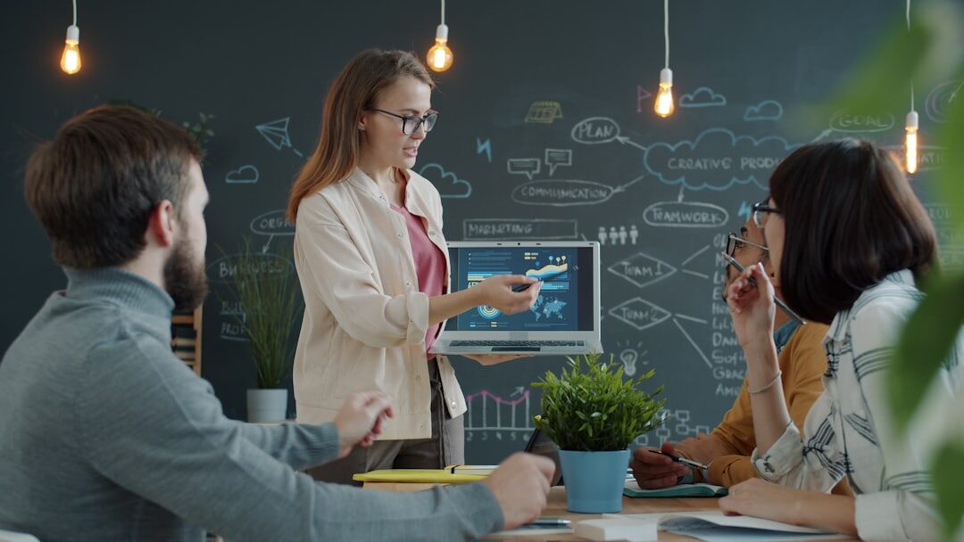 Cliente satisfeito discutindo projeto com a equipe