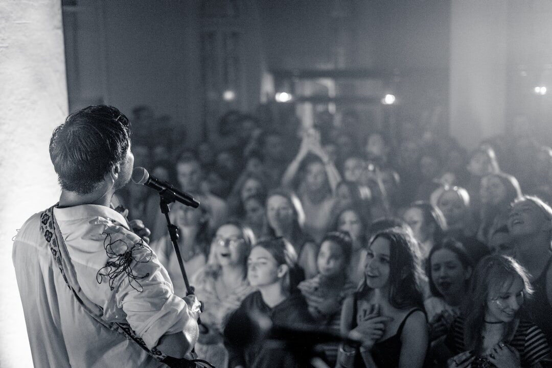 Contador de histórias engajando a audiência