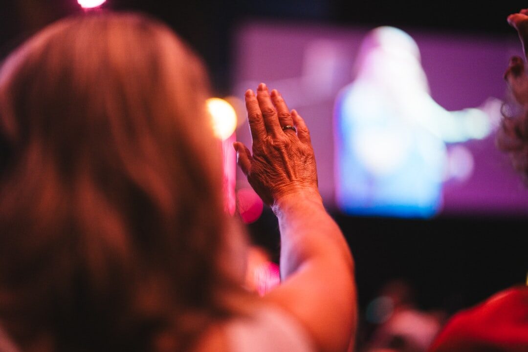 Contador de histórias envolvendo o público