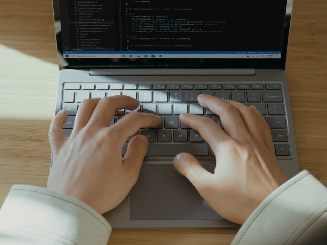 Desenvolvedor utilizando ferramentas de IA para site