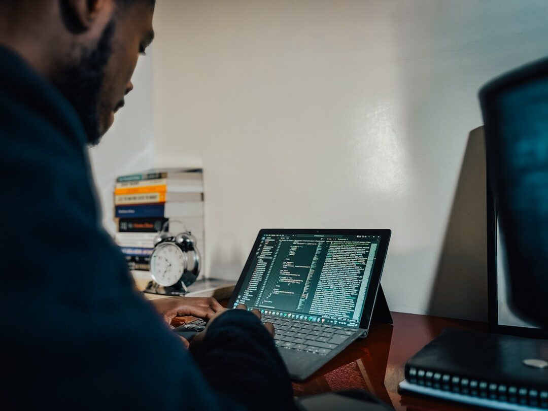 Desenvolvedor utilizando tecnologia de IA