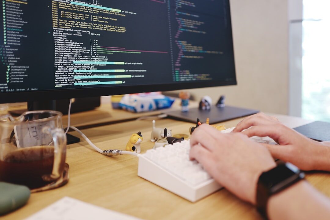 Desenvolvedor web criando interface de site