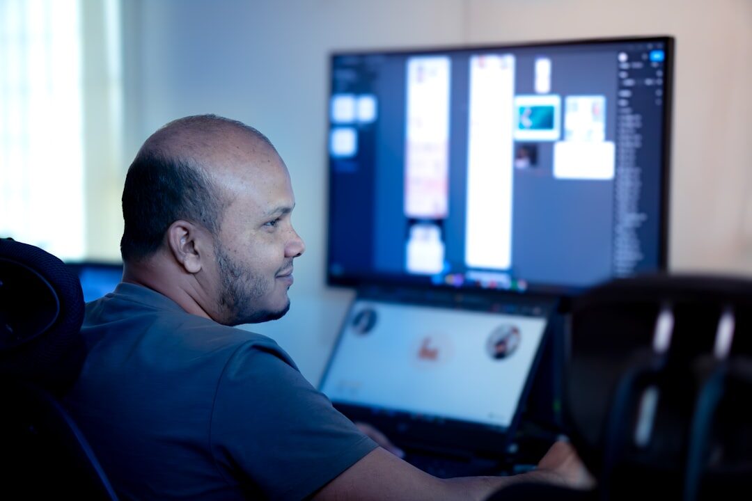 Desenvolvedor web criando um site acessível