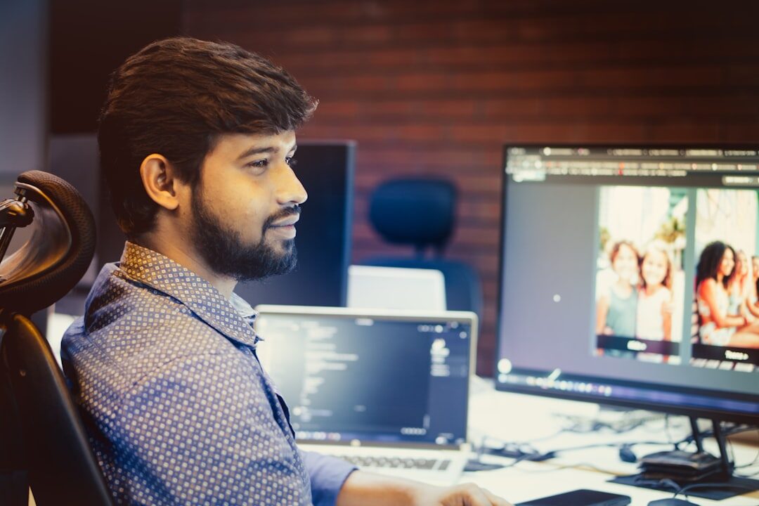 Desenvolvedor web projetando um site