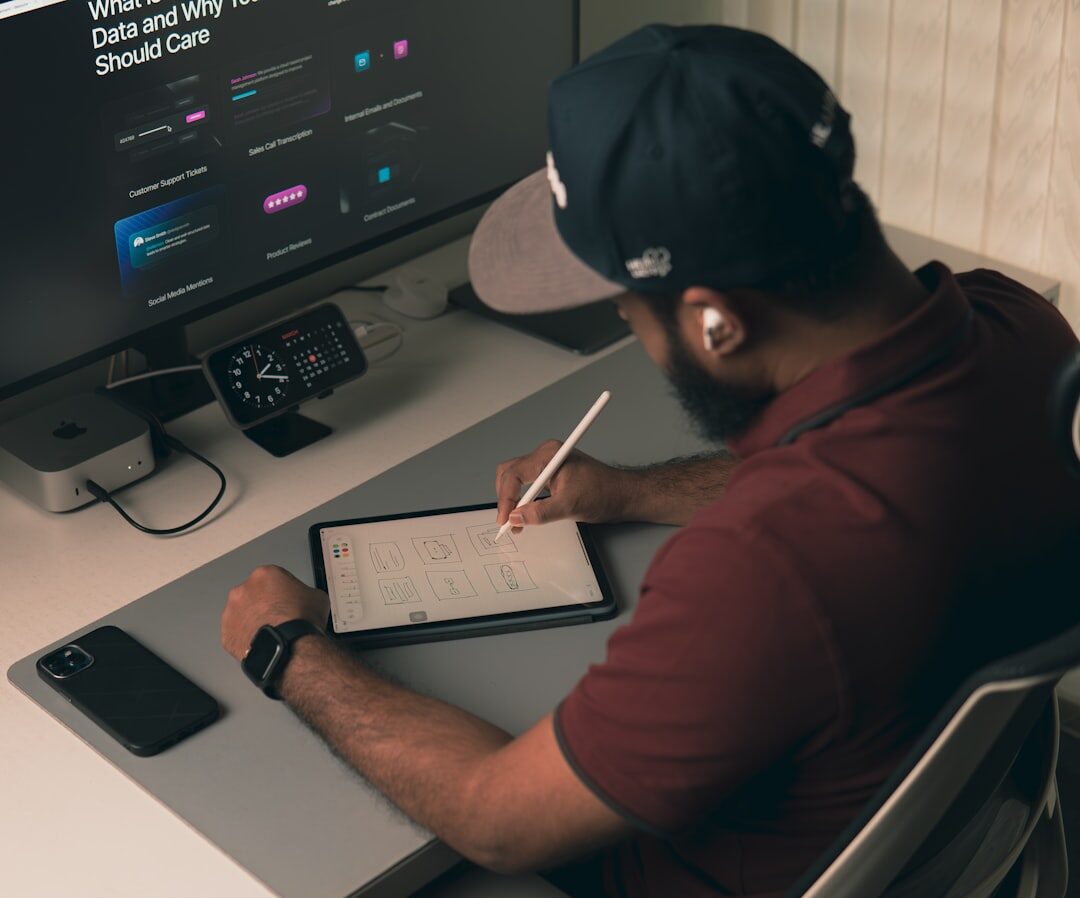 Designer trabalhando em um novo site
