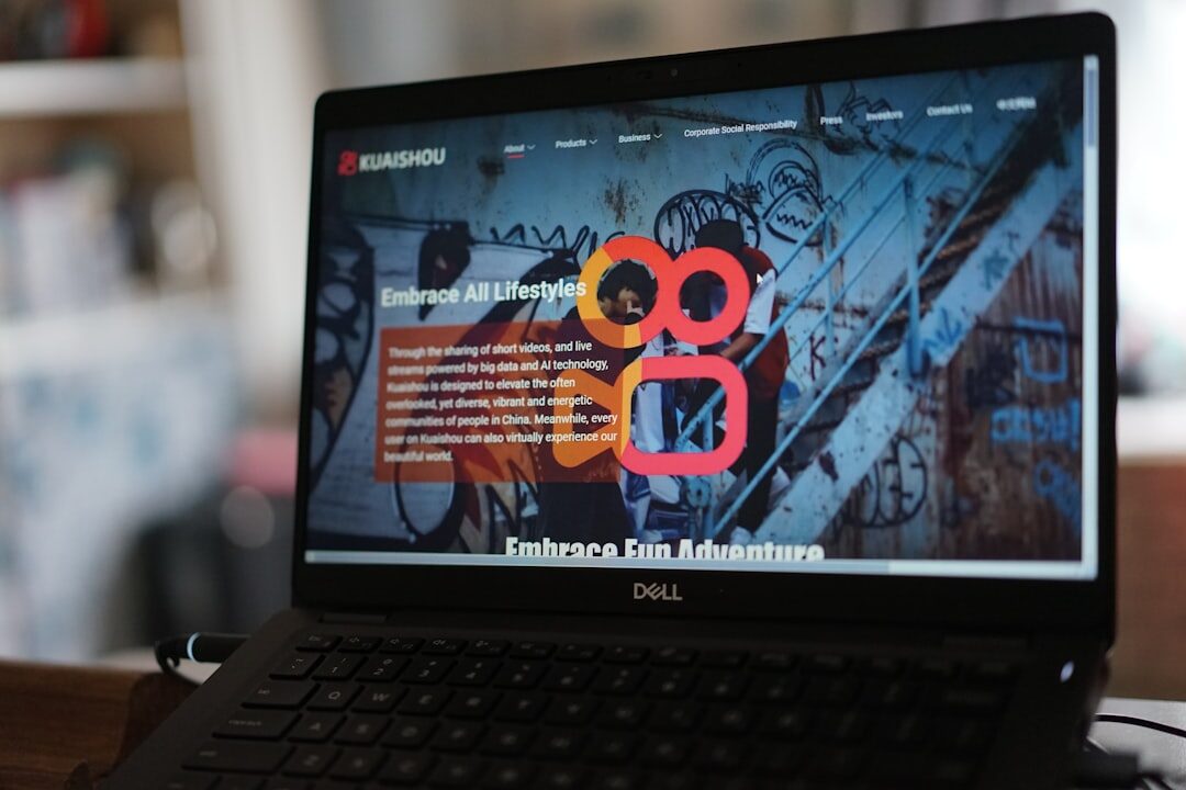 Empreendedor criando layout de site