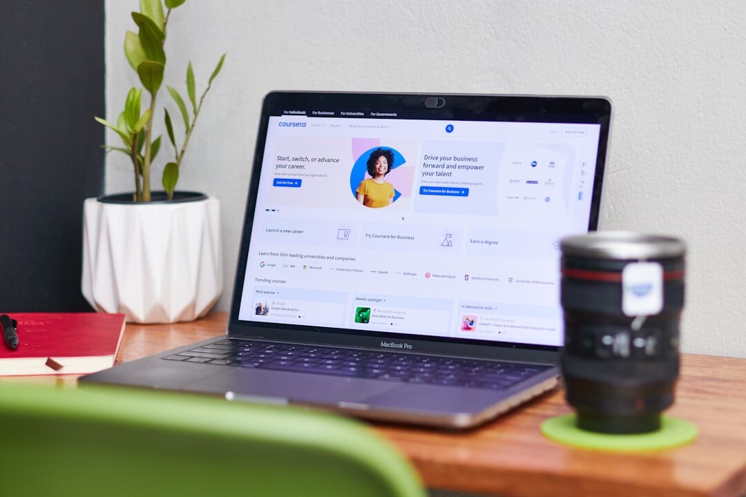 Empreendedor escolhendo a plataforma do site