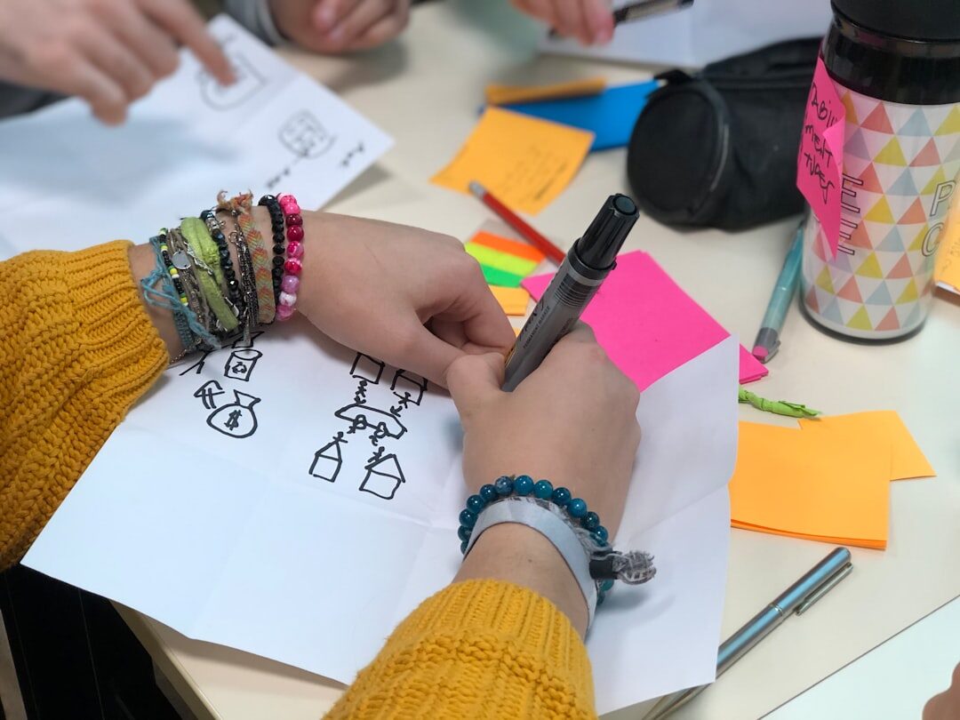 Equipe criativa brainstormando ideias de storytelling