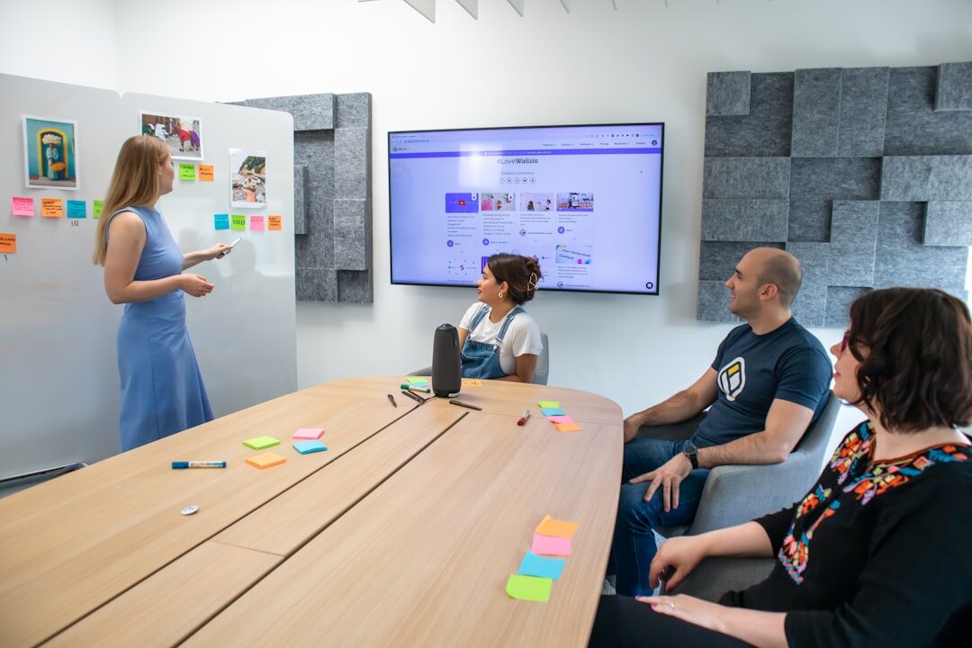 Equipe criativa brainstormando ideias de storytelling