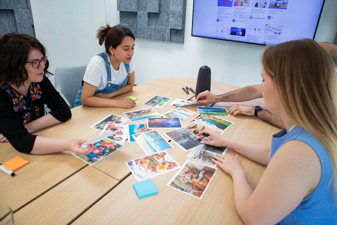 Equipe criativa brainstorming sobre ideias de storytelling