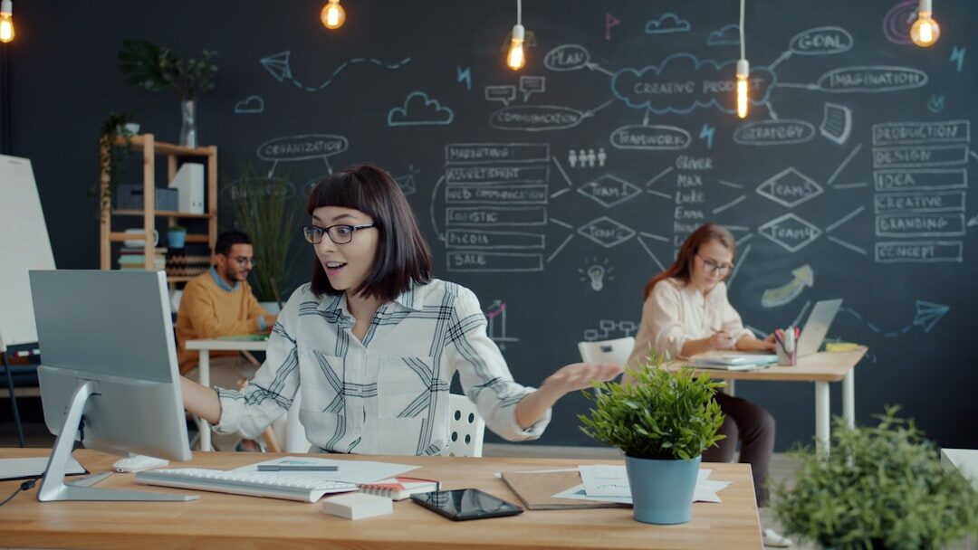 Equipe criativa em uma sessão de brainstorming