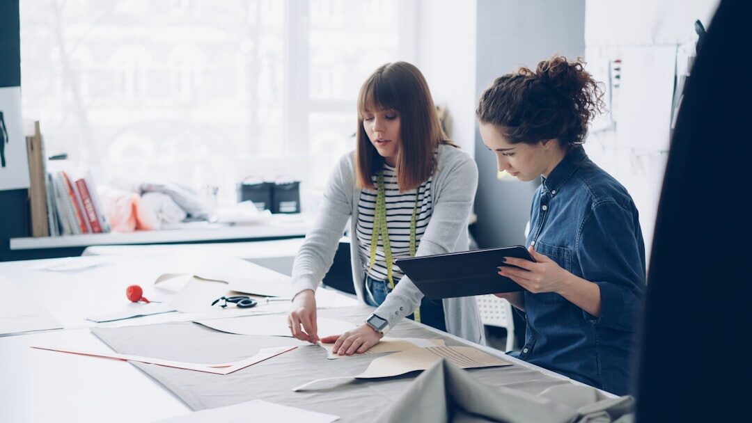 equipe de design web colaborando em projeto