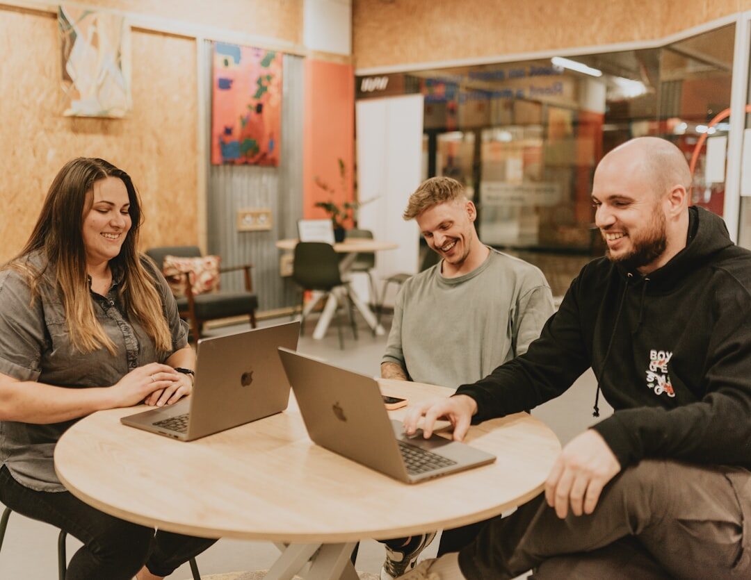 Equipe de marketing criativa em uma sessão de brainstorming