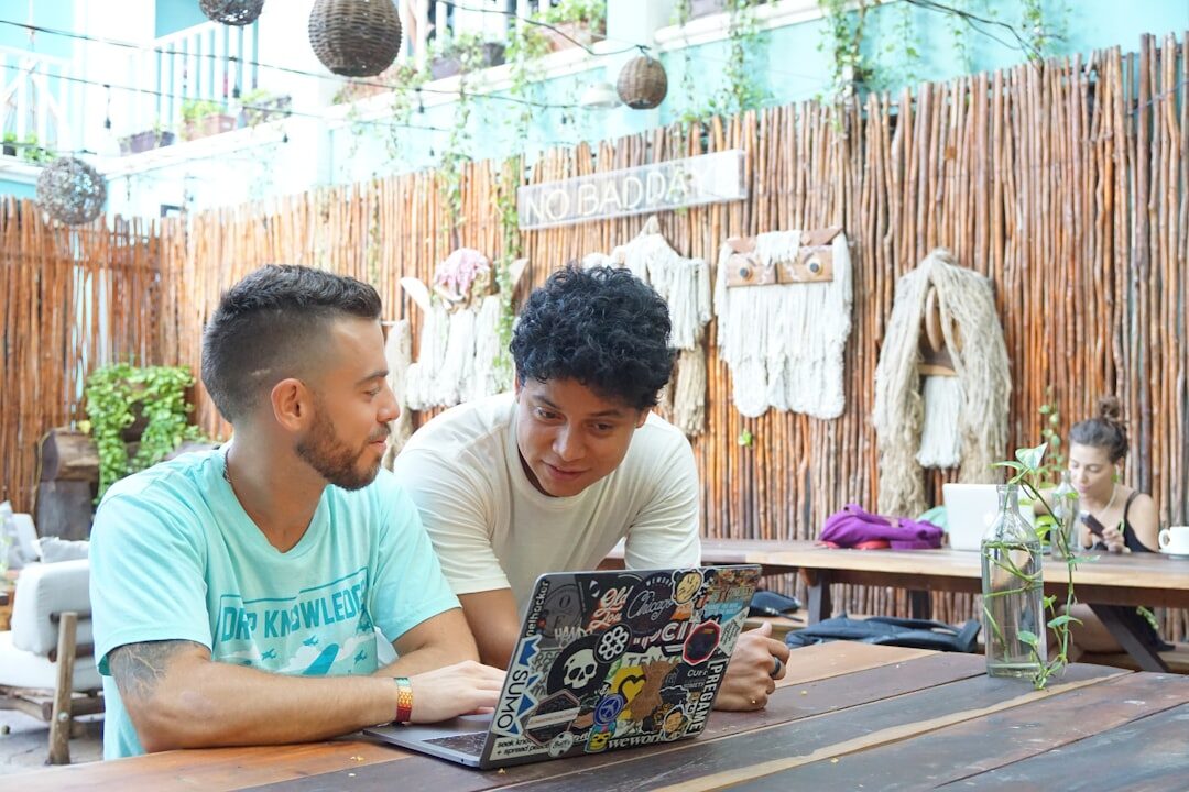 Equipe de marketing digital analisando anúncios