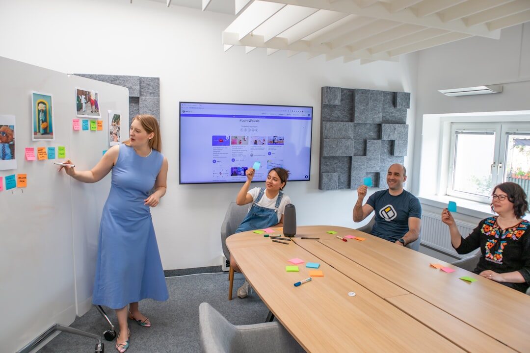 Equipe de marketing digital discutindo estratégias