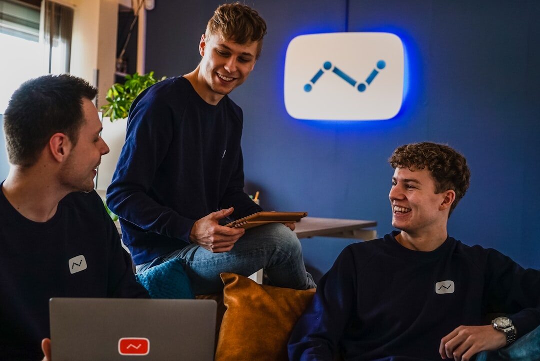 Equipe de marketing digital discutindo storytelling