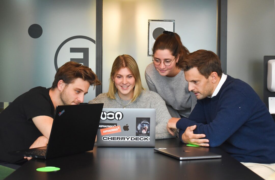 Equipe de marketing digital em brainstorm