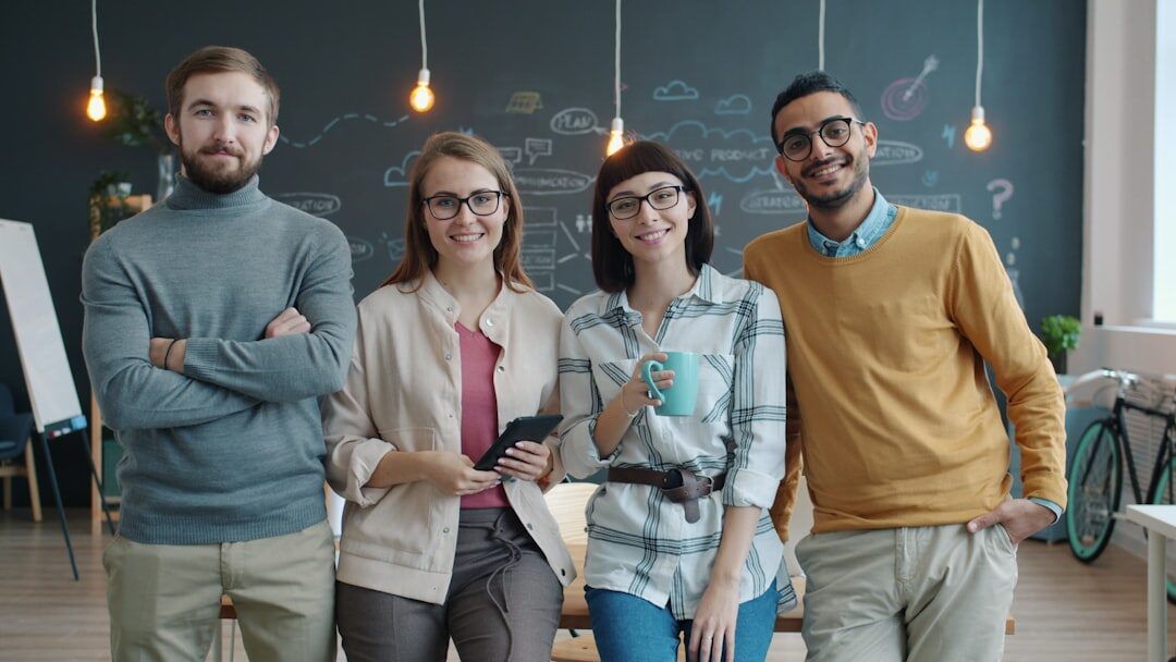 Equipe de marketing discutindo ideias