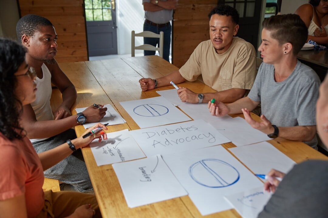 Equipe de marketing local em brainstorming
