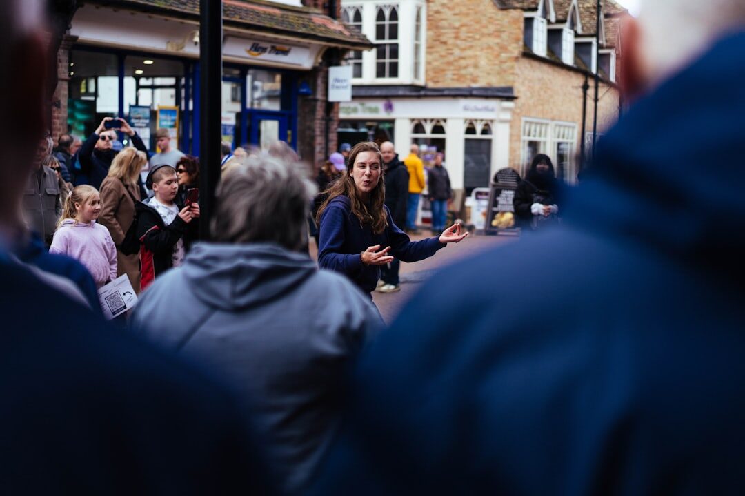 Equipe de marketing local em brainstorming