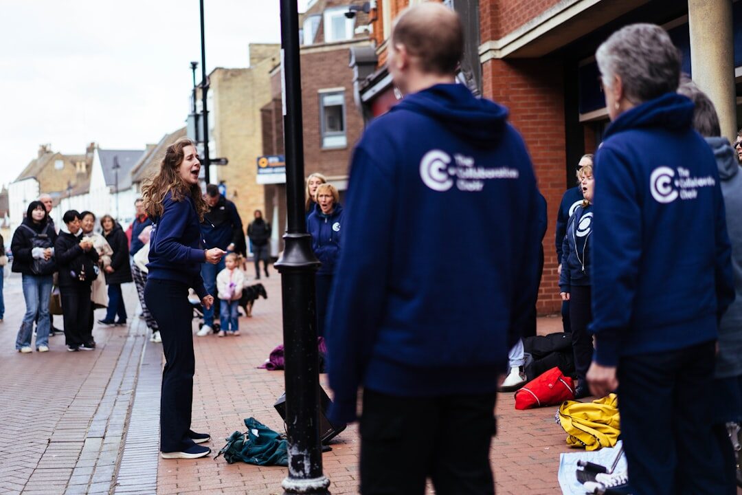 Equipe de marketing local em brainstorming
