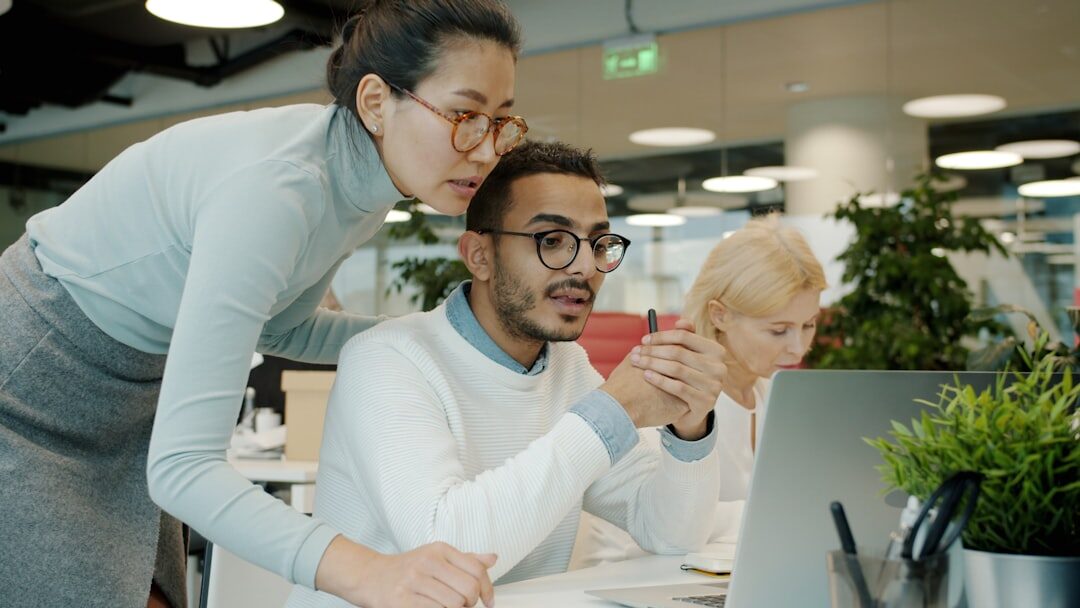 Equipe de negócios analisando dados de marketing