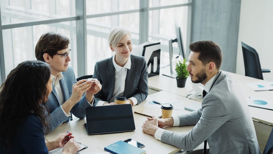 Equipe de negócios discutindo estratégia de storytelling