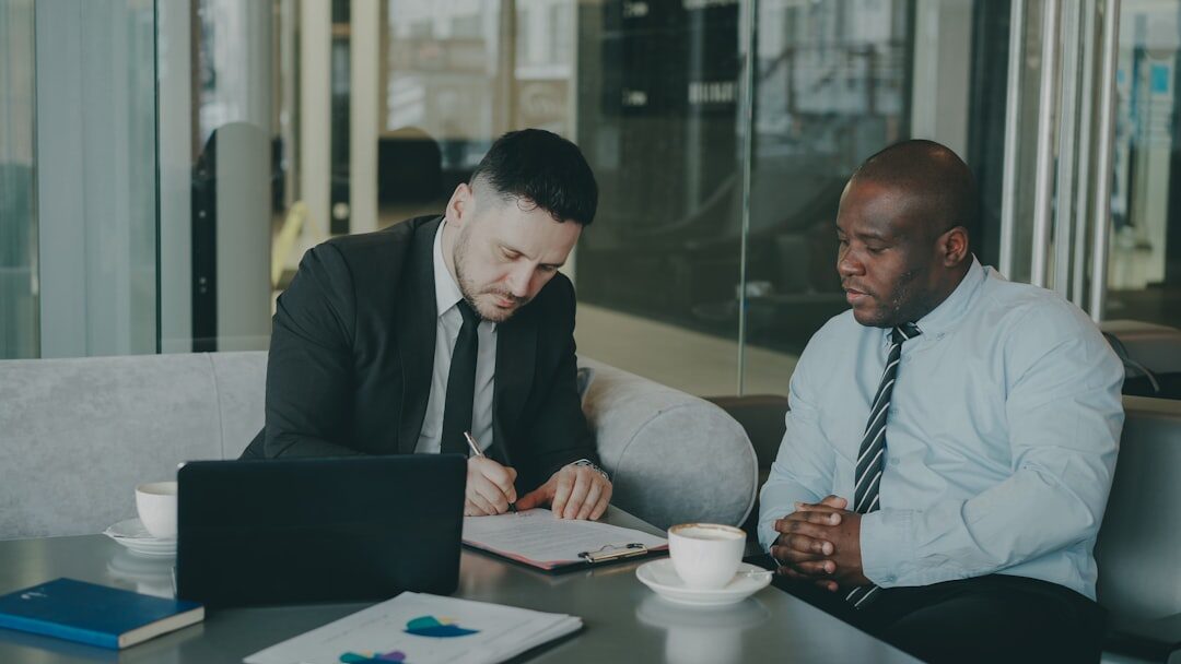 Equipe de negócios discutindo estratégias de anúncios