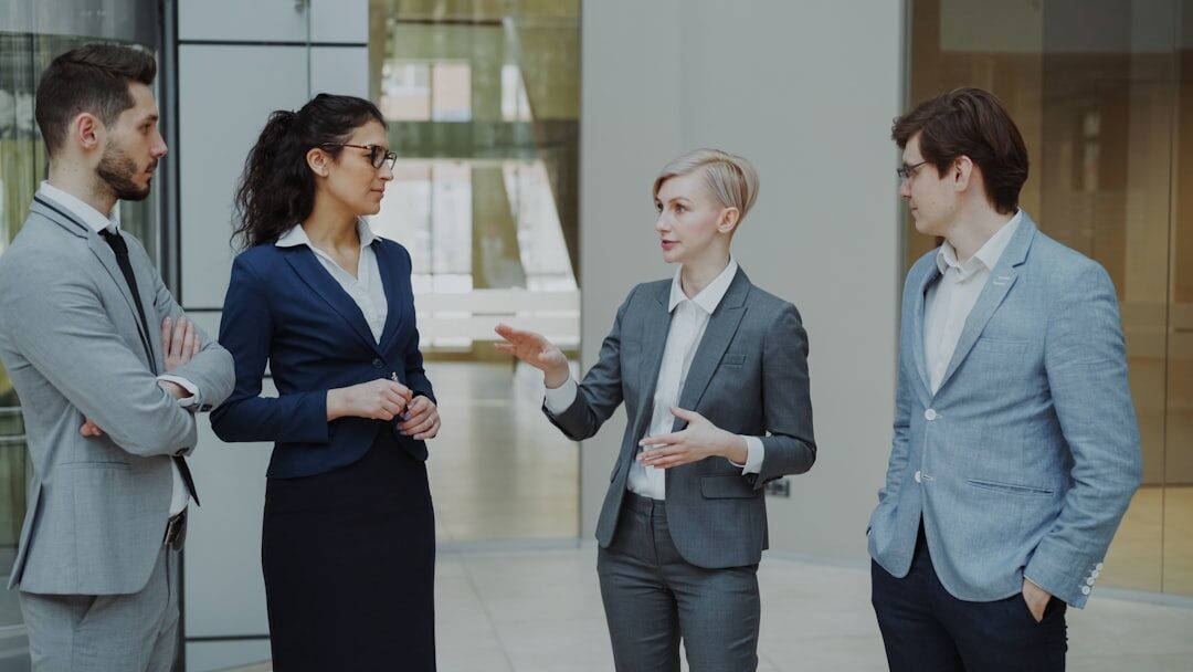 Equipe de negócios discutindo estratégias de anúncios