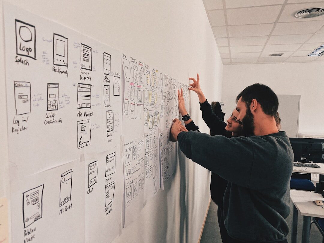 Equipe discutindo design de site