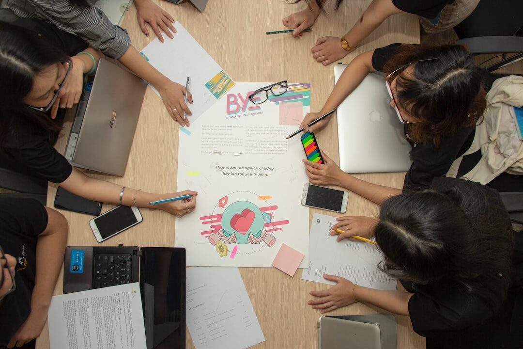 Equipe discutindo estratégias de marketing