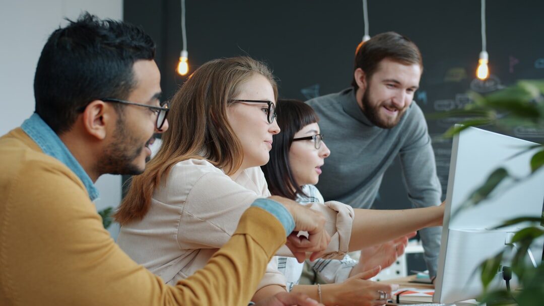 Equipe discutindo estratégias de marketing