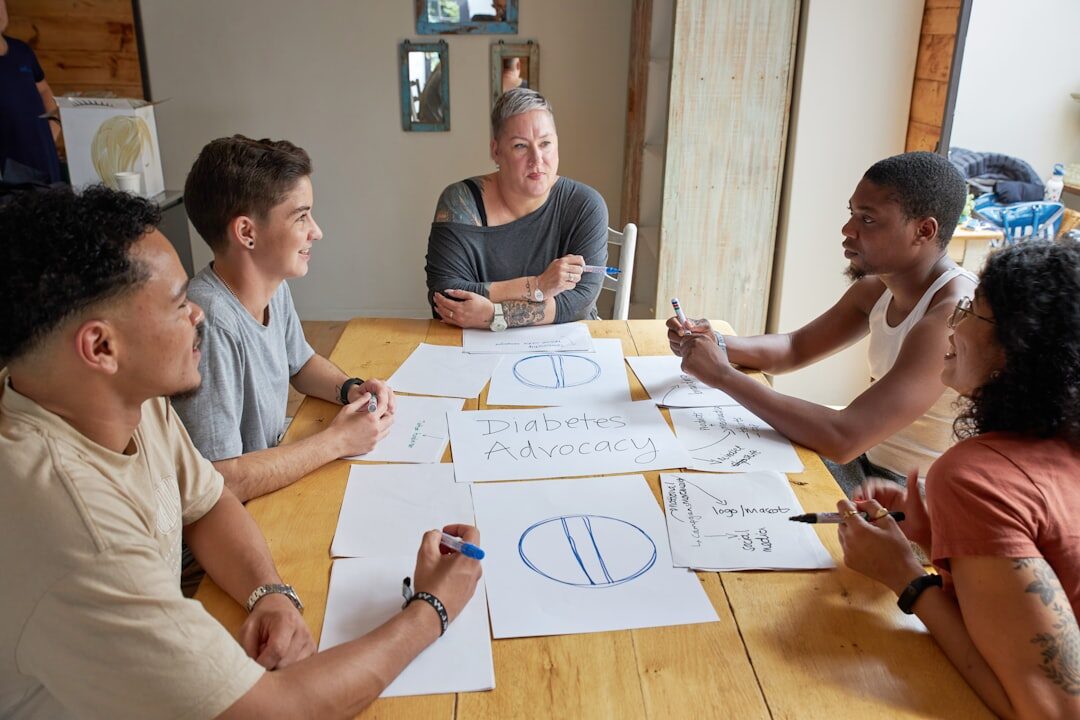 Equipe discutindo estratégias de marketing