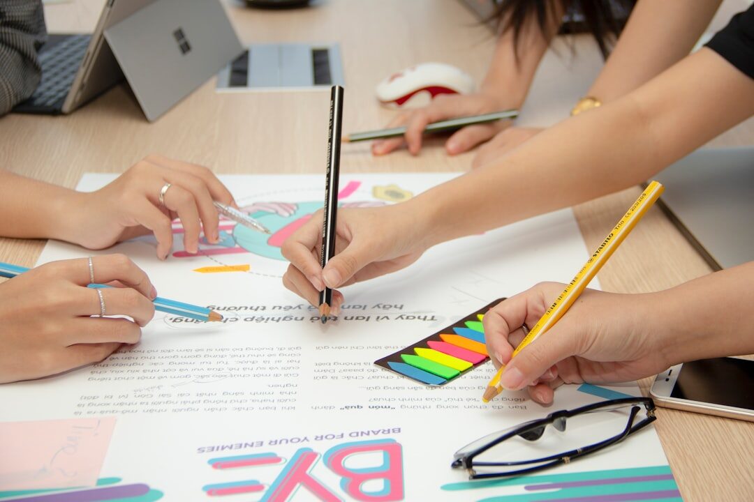 Equipe discutindo estratégias de marketing