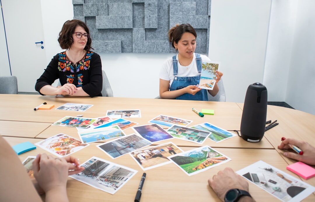 Equipe discutindo ideias de storytelling