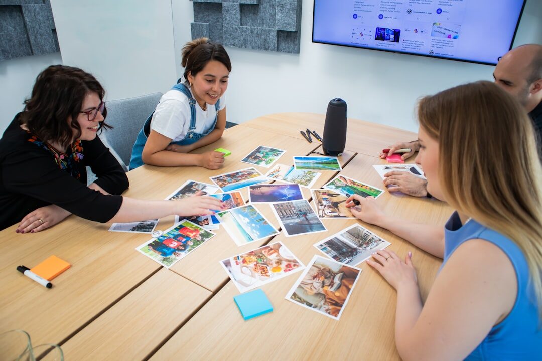Equipe discutindo ideias de storytelling